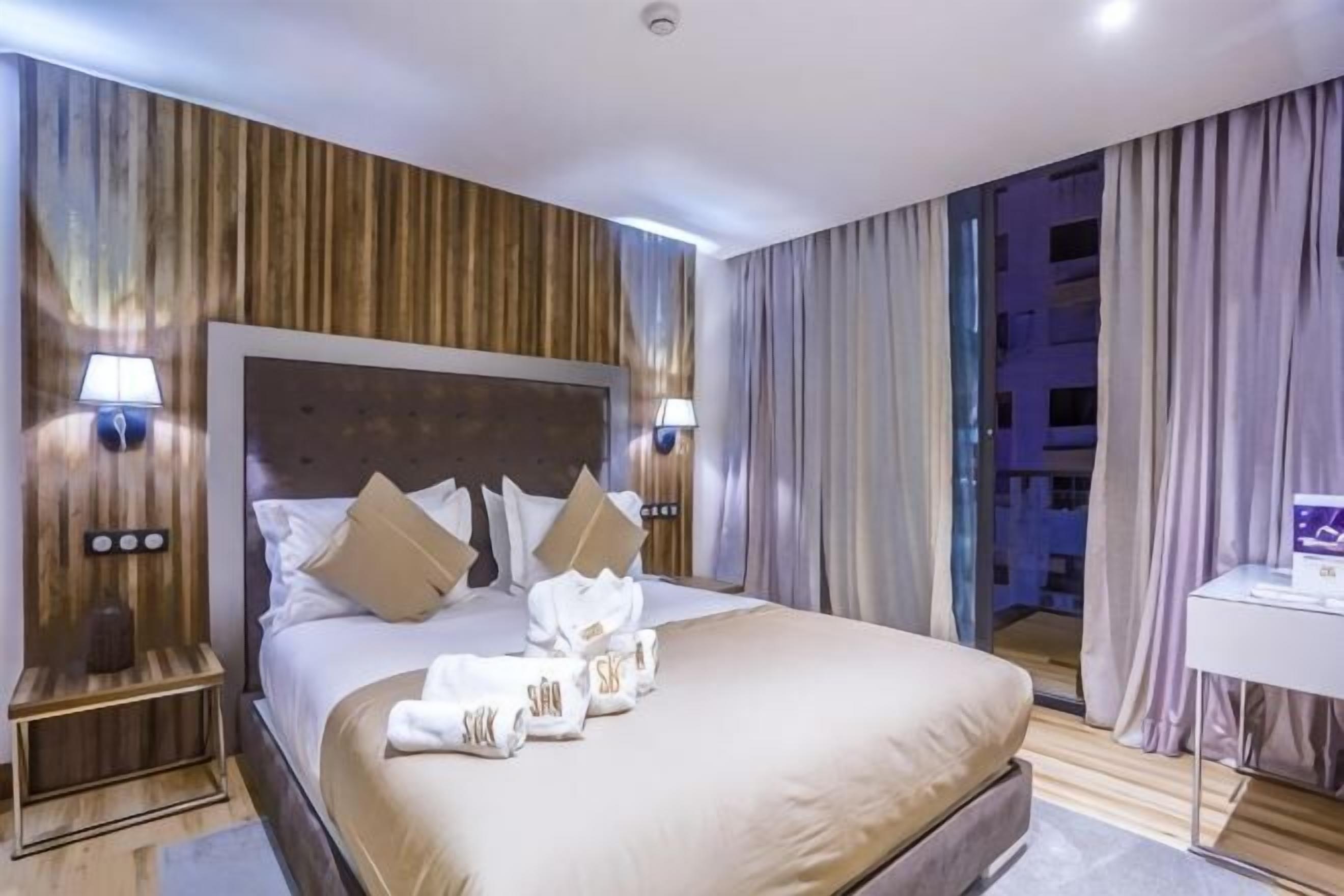 Ropa de cama hipoalergénica, minibar, caja fuerte y escritorio