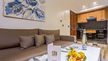 Suite – standard | Oppholdsrom | Flatskjerm-TV, Netflix, oppvarmet gulv og strømmetjenester