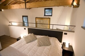 6 bedrooms, iron/ironing board, travel cot, free WiFi