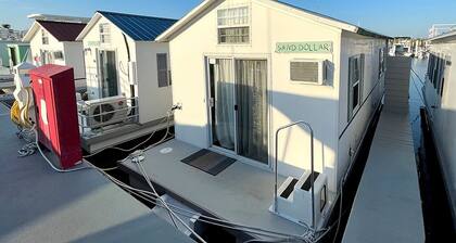 Sonnenuntergang am Wasser im Aqua Villa Sand Dollar @ Mangrove Resort LLC