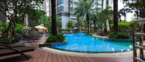 8 outdoor pools, open 9:00 AM to 7:00 PM, lifeguards on site