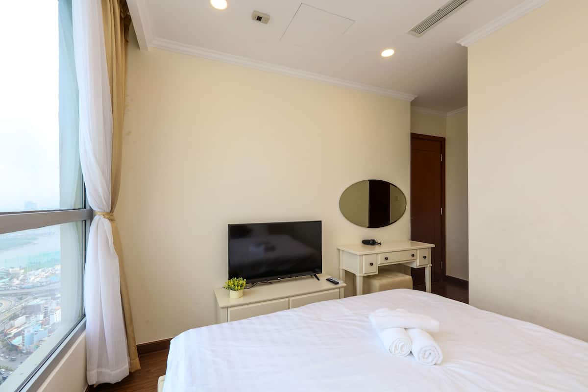 Luxe beddengoed, een bureau, een laptopwerkplek