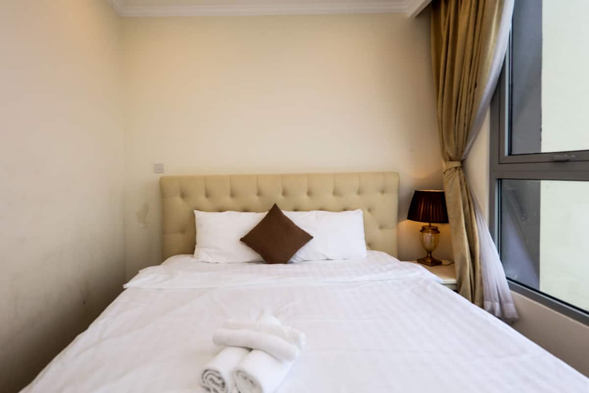 Luxe beddengoed, een bureau, een laptopwerkplek