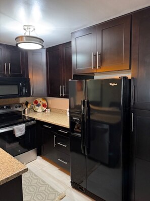 Geladeira, micro-ondas, fogão, cooktop