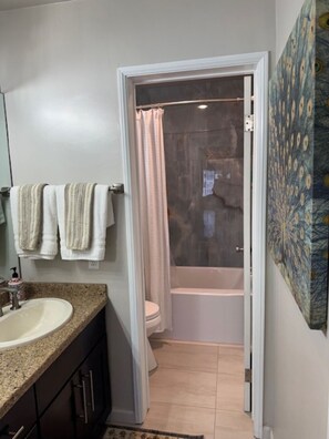 Sèche-cheveux, serviettes fournies, savon, shampoing