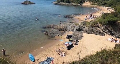 Moderni koti, josta on upeat näkymät merelle / suistoon ja vuorille