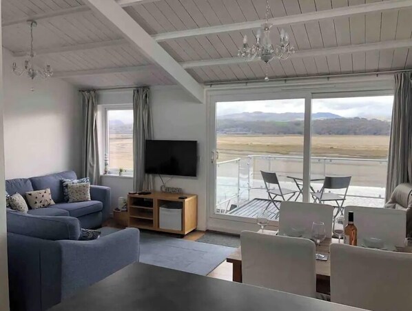 Smart-TV, DVD-spiller og bøker