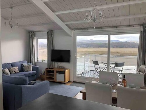 Modern home with spectacular sea / estuary and mountain views 