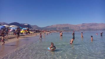 Una spiaggia nelle vicinanze