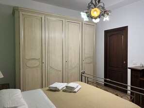 2 habitaciones, escritorio, tabla de planchar con plancha y wifi gratis 