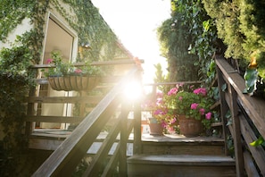 Exterior detail - PRIVATE DESIGNER ROOFTOP GUEST SUITE WITH WI-FI AND AC! (Los Angeles)