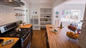 Coffee/tea maker, fridge, microwave, oven - PRIVATE DESIGNER ROOFTOP GUEST SUITE WITH WI-FI AND AC! (Los Angeles)