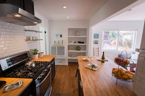 Fridge, microwave, oven, stovetop - PRIVATE DESIGNER ROOFTOP GUEST SUITE WITH WI-FI AND AC! (Los Angeles)