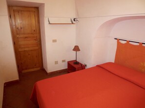 Iron/ironing board, bed sheets - Orange Dammuso (Pantelleria, Sicilia)