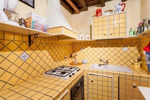 Een koelkast, een magnetron, een oven, een kookplaat