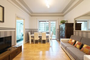 TV - Apartm. up to 8 pers. with Private Garden, close to Vatican,San Peter,Trastevere (Rome)