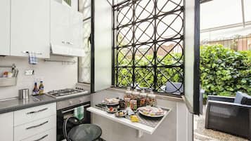 Kühlschrank, Mikrowelle, Ofen, Herdplatte