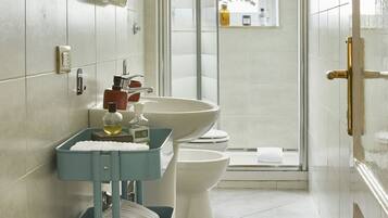 Dusche, Haartrockner, Bidet, Handtücher