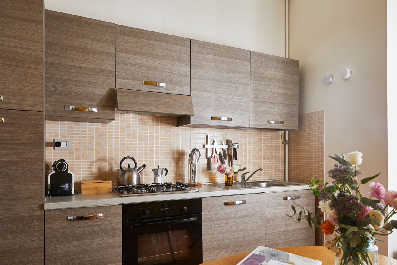 Frigorífico, microondas, horno y placa de cocina