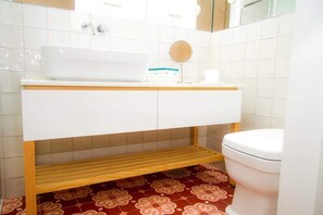 Shower, hair dryer, towels - Liiiving in Porto | Art & Heart Studio (Porto)