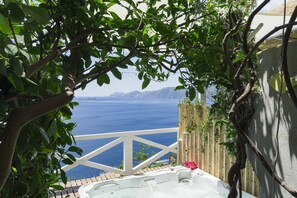 Un jacuzzi con vistas al mar y a las montañas.