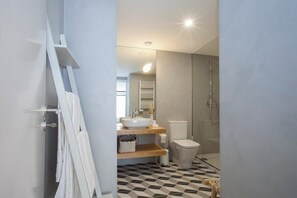 Shower, hair dryer, towels - Liiiving in Porto | Downtown Luxury Studio (Porto)