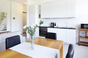 Réfrigérateur, four à micro-ondes, un four, surface de cuisson