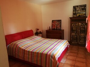 2 quartos, ferros/tábuas de passar roupa, berço de viagem
