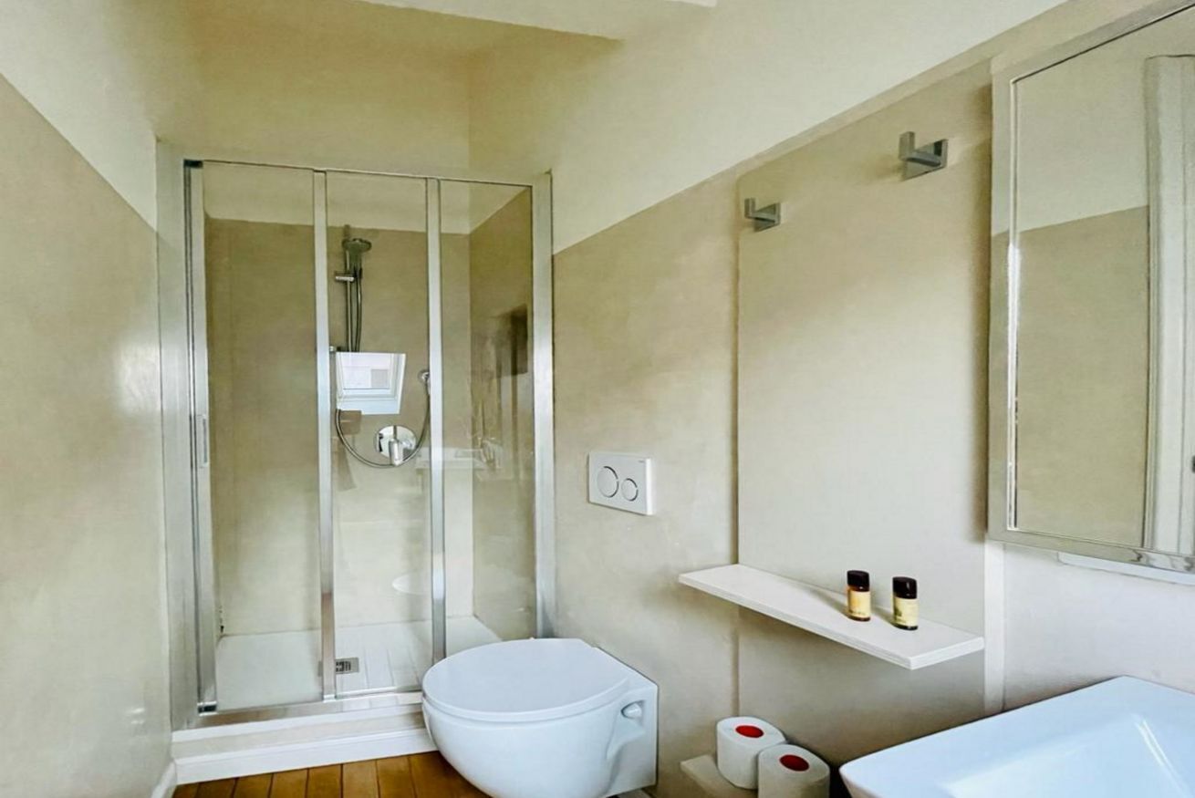 Hair dryer, towels, shampoo, toilet paper