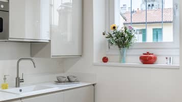 KĂŒhlschrank, Mikrowelle, Ofen, Herdplatte