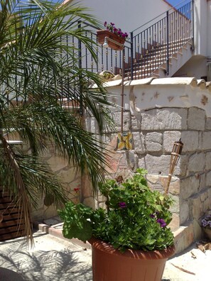 Exterior detail - villa BUTTERFY 1 sea and  history (Capaci)