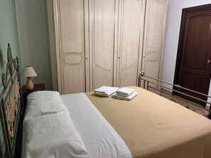 2 室のベッドルーム、アイロン / アイロン台、WiFi (無料)、ベッドシーツ