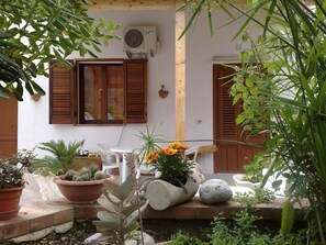 Outdoor dining - villa BUTTERFY 1 sea and  history (Capaci)