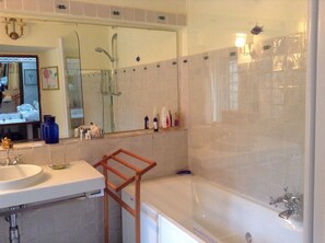 Tina, tina de hidromasaje, secadora de cabello, bidet
