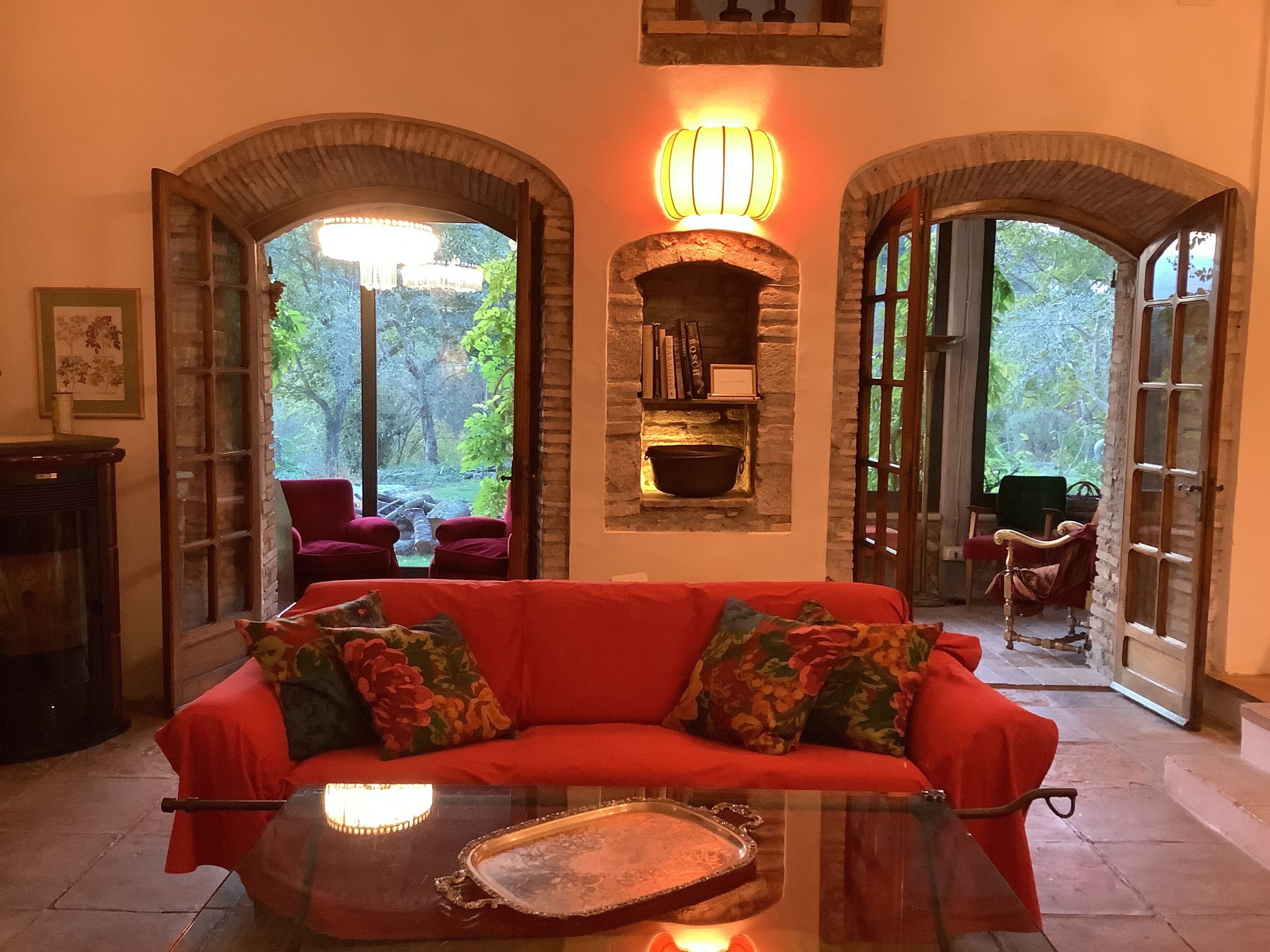 テレビ、暖炉、DVD プレーヤー、卓球台