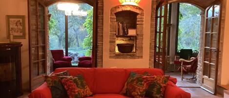 テレビ、暖炉、DVD プレーヤー、卓球台