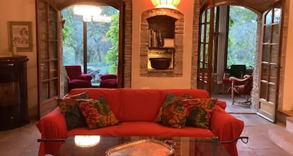 maalaistalo uima-altaalla UMBRIA (Narni)