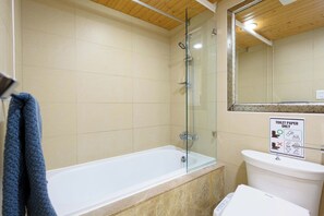 Combined shower/bathtub, hair dryer, towels, soap - H&K Poolview Sky Loft Banqiao MRT by SuperHost (New Taipei City)