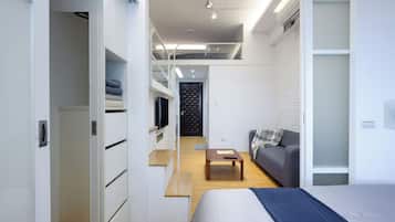 1 chambre, bureau, fer et planche à repasser, lit parapluie