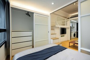 1 غرفة نوم ومكتب ومكواة/لوح كي وسرير سفر