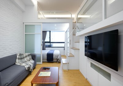 H&K Poolview Sky Loft Banqiao MRT by SuperHost