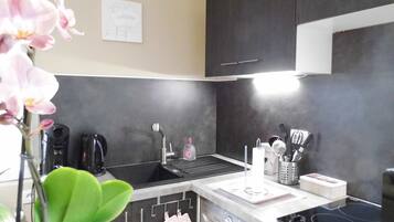 Een koelkast, een microgolfoven, een oven, een kookplaat