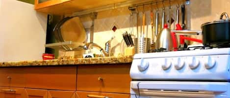 Frigorifero, microonde, forno, piano cottura