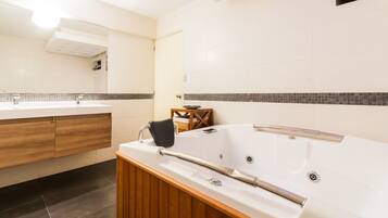 Shower, jetted bath, hair dryer, towels