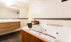 Shower, jetted tub, hair dryer, towels