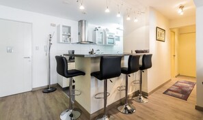 Micro-ondes, lave-vaisselle, cafetière/bouilloire