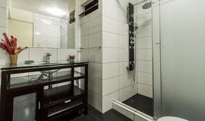Dusche, Whirlpool, Haartrockner, Handtücher