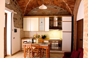 Frigorífico, horno, placa de cocina y cafetera o tetera