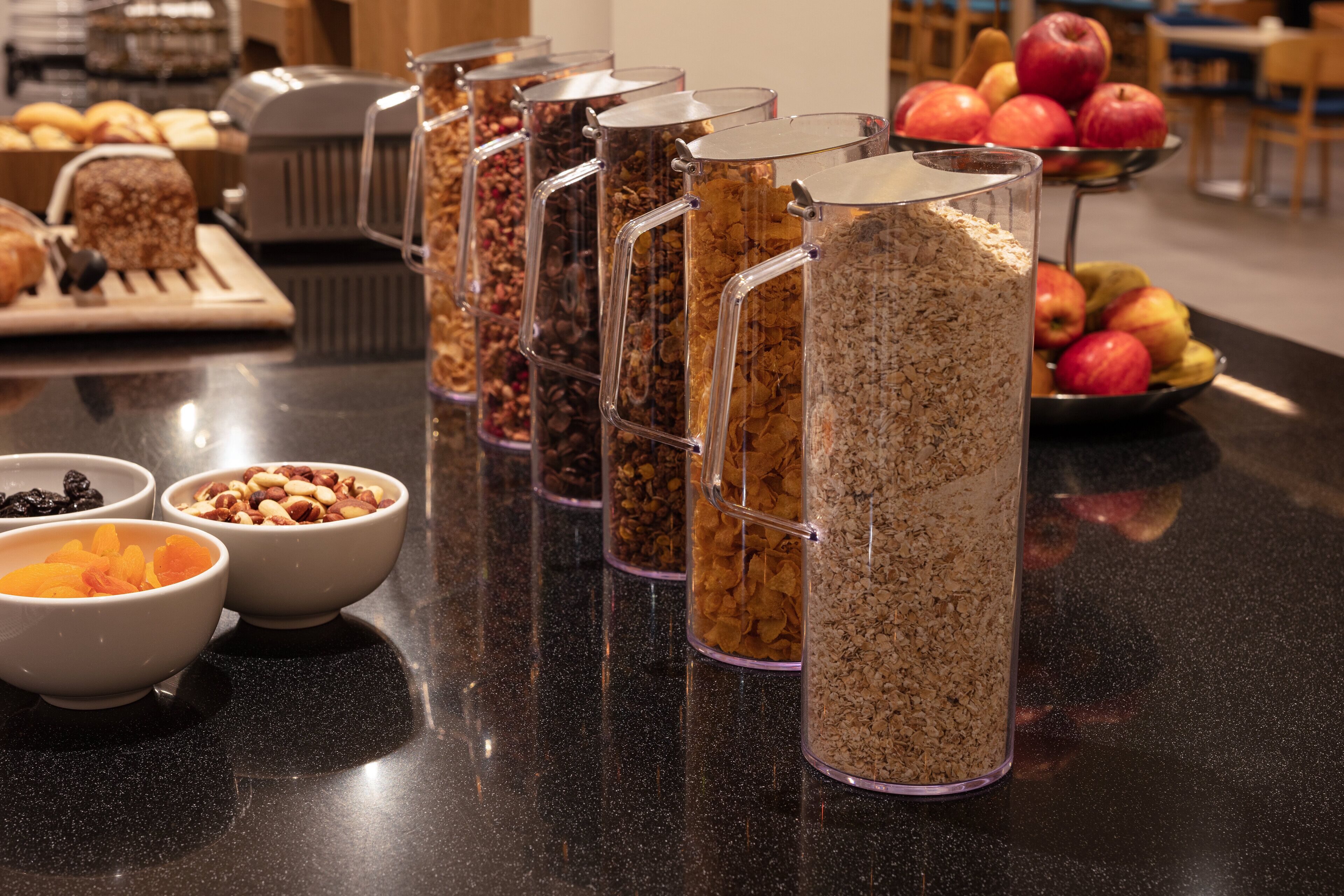 Un bufé de desayuno con diferentes alimentos y recipientes.