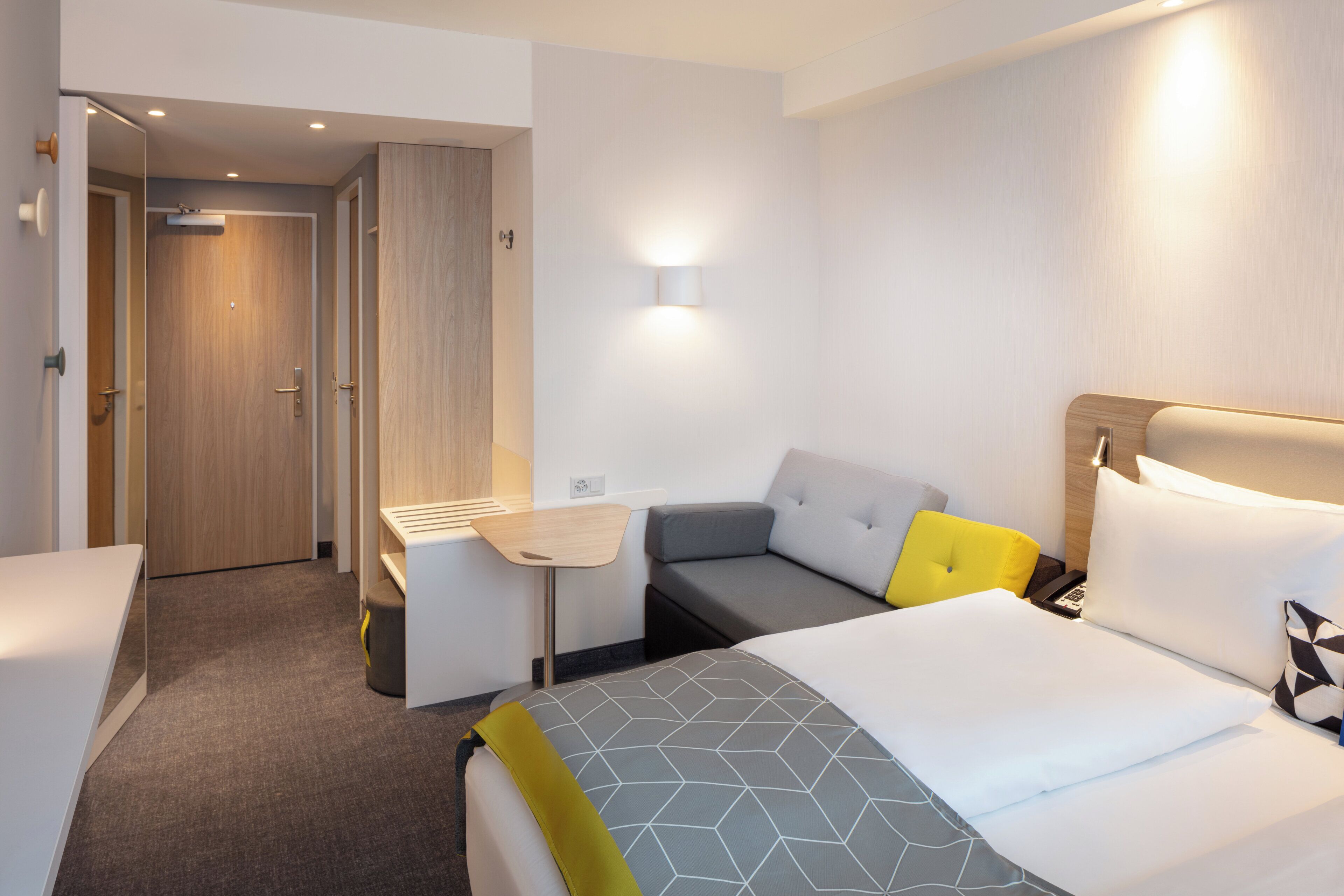 Ein Hotelzimmer mit einem Bett, einem Schreibtisch und einer Sitzecke.